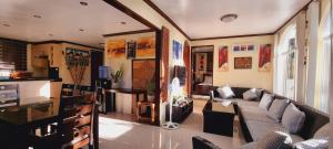 sala de estar con sofá y mesa en Balay Sa Bukid 2 Bedroom en Boracay