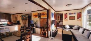 Prostor za sedenje u objektu Balay Sa Bukid 2 Bedroom
