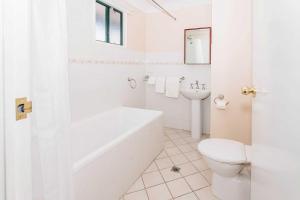 uma casa de banho branca com uma banheira e um WC em Settlers Hotel York em York