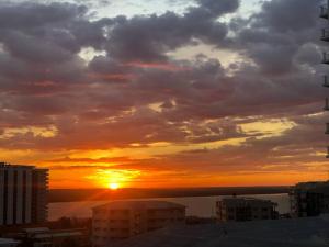 O nascer ou o pôr do sol visto a partir do apartamento