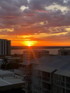 O nascer ou o pôr do sol visto a partir do apartamento
