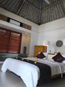 a bedroom with a large bed in a room at Villa Bukit Segara in Amed