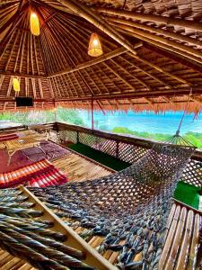- un hamac dans une cabane avec vue sur l'océan dans l'établissement Phi Phi Sea Sky Resort, sur les Îles Phi Phi