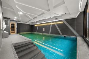 メルボルンにあるExclusive Stays - Wrapの建物内の青い水のプール