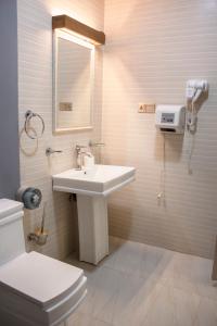La salle de bains est pourvue d'un lavabo, de toilettes et d'un miroir. dans l'établissement Surf & Party Weligama, à Weligama