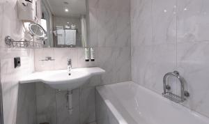 Ein Badezimmer in der Unterkunft Hotel Linde - 24h Self Check-in