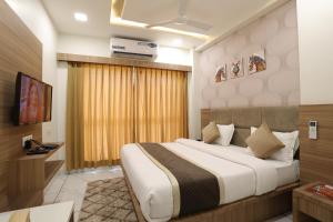 una camera con un grande letto di Hotel Lotus ad Ānand