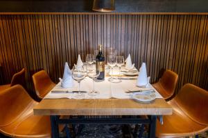 Ein Restaurant oder anderes Speiselokal in der Unterkunft Hotel Linde - 24h Self Check-in 