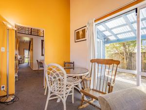 uma sala de jantar com uma mesa e cadeiras e uma janela em Ariki - National Park Holiday Home em National Park