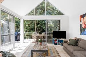 Μια τηλεόραση ή/και κέντρο ψυχαγωγίας στο Byron Bay Accom 12 Childe Street, Byron Bay - Absolute Belongil Summerhouse