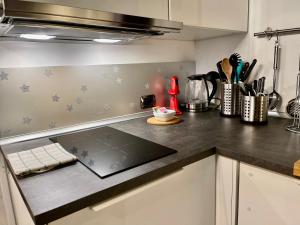 A kitchen or kitchenette at L’ARTSHOP