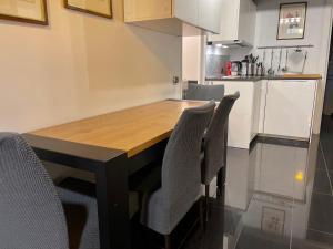 A kitchen or kitchenette at L’ARTSHOP