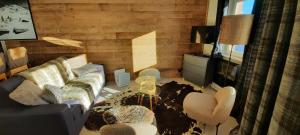 a living room with a couch and a table at 40m2 - Ski aux pieds - La Tania - Parking couvert in La Tania