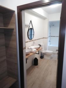 a bathroom with two sinks and a toilet at Hotel boutique Danifeld Inn in Voronet