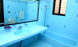 uma casa de banho com um lavatório, um espelho e uma banheira em Premier inn Mall Lahore em Lahore