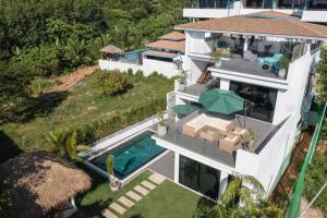 - une vue aérienne sur une maison avec une piscine dans l'établissement The Guu - Villa 1, à Ko Lanta