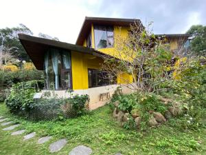En hage utenfor SeeU Coffee and B&B