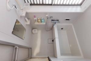 Baño pequeño con aseo y lavamanos en Otsuka House, en Tokio