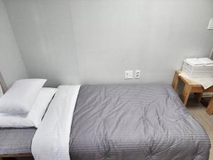 1 dormitorio con cama, mesita de noche y cama sidx sidx sidx sidx sidx en Goeunjeong en Gwangju