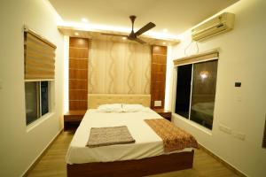ein Schlafzimmer mit einem großen Bett und einem Fenster in der Unterkunft MARARI FARM HERITAGE INN in Mararikulam