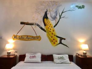 1 dormitorio con un mural de un loro amarillo en la pared en MICHELIA APARTMENT, en Hanói
