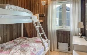 - une chambre avec des lits superposés et une fenêtre dans l'établissement Stunning Home In Sjusjen With House A Mountain View, à Sjusjøen