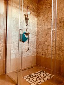 y baño con ducha y puerta de cristal. en Csigevár Birtok, en Balatonendréd