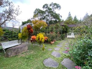 En hage utenfor SeeU Coffee and B&B