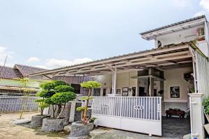 una casa con una puerta blanca y una valla en SPOT ON 92012 Homestay Grand Mahkota Permai Syariah, en Cilacap
