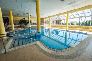 Πισίνα στο ή κοντά στο Pohorje Village Wellbeing Resort - Forest Hotel Videc