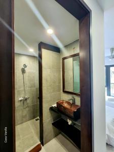 y baño con lavabo de madera y ducha. en Casa Vanilla Mang Den, en Kon Von Kla