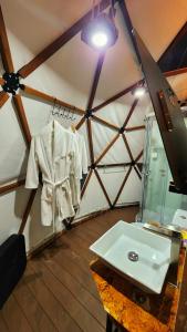 Koupelna v ubytování Oasis Glamping Tena Cun Vía La Mesa Anapoima
