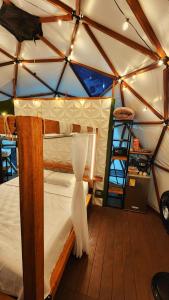 Postel nebo postele na pokoji v ubytování Oasis Glamping Tena Cun Vía La Mesa Anapoima