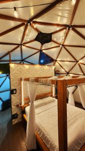 Postel nebo postele na pokoji v ubytování Oasis Glamping Tena Cun Vía La Mesa Anapoima