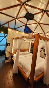 Postel nebo postele na pokoji v ubytování Oasis Glamping Tena Cun Vía La Mesa Anapoima