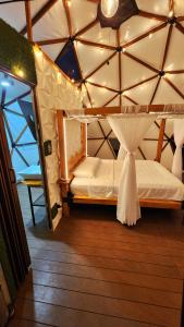 Postel nebo postele na pokoji v ubytování Oasis Glamping Tena Cun Vía La Mesa Anapoima