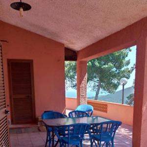 een patio met een tafel en stoelen op een balkon bij Villetta Blu in Rio nell Elba