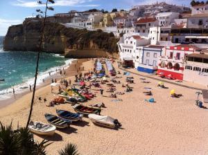 un gruppo di persone su una spiaggia vicino all'oceano di Vila Nova- by Portugalferias a Carvoeiro