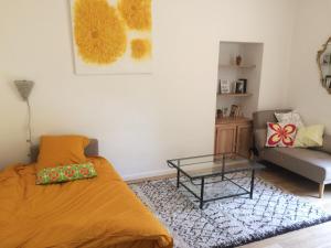 ナントにあるLa MAISON du ROUGE GORGEのベッドとソファのあるリビングルーム