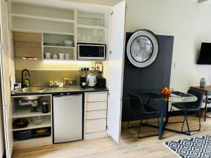 eine Küche mit Theke und Tisch in einem Raum in der Unterkunft Sunset Kloof in Wilderness