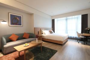 Ένα ή περισσότερα κρεβάτια σε δωμάτιο στο Sunstone Plaza Hotel