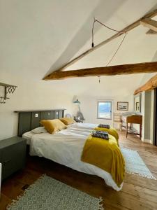 ein Schlafzimmer mit einem großen Bett mit gelben Kissen in der Unterkunft Boutique B&B- The Riverside Retreat in Jarnac