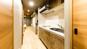 een kleine badkamer met een wastafel en een toilet bij Takuto Hotel Osaka Shinsaibashi in Osaka