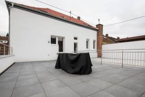 einen Tisch auf der hinteren Terrasse eines weißen Gebäudes in der Unterkunft Luxury Saarbrücken 4 in Saarbrücken