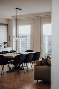 a dining room with a table and chairs at JAMA - Modern&Bright, Terrasse, Freies Parken, WLAN, Große Gruppen #1 in Würzburg