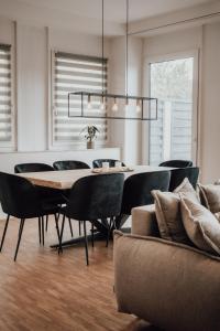 - une salle à manger avec une table et des chaises dans l'établissement JAMA - Modern&Bright, Terrasse, Freies Parken, WLAN, Große Gruppen #1, à Wurtzbourg