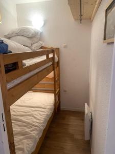 莫爾濟訥的住宿－Avoriaz le cedrat，小型客房 - 带2张双层床和走廊