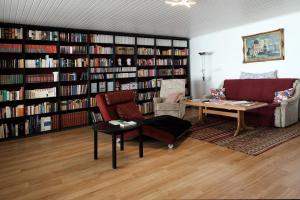a living room with a couch and a table and book shelves at Ferienwohnung Lintz in Konz
