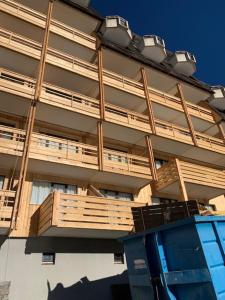 莫爾濟訥的住宿－Avoriaz le cedrat，旁边设有木制阳台的建筑