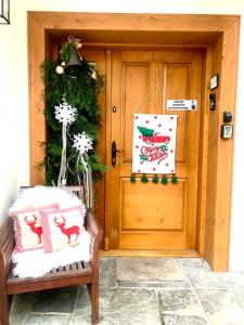 una puerta de entrada de una casa con adornos navideños en Willa Donia, en Ustroń